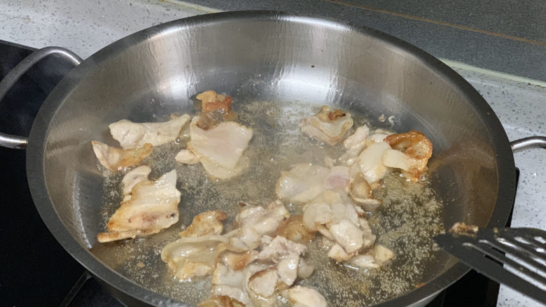 芦笋炒肉片,放入肉片,炒至微微金黄色