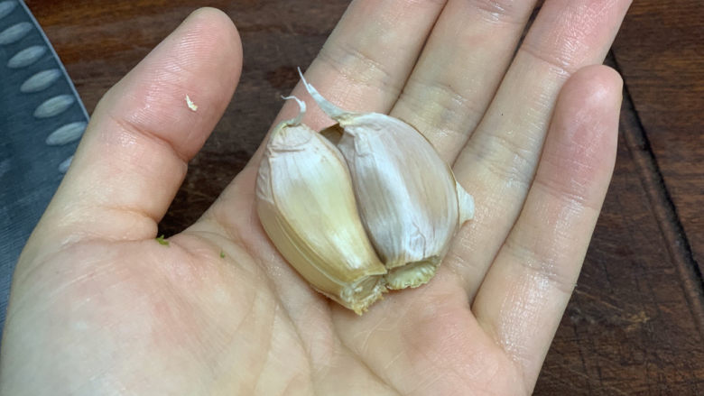 芦笋炒肉片,准备大蒜,去皮拍散