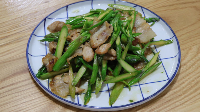 芦笋炒肉片,继续翻炒均匀,青椒断生,调味,放盐,糖,生抽