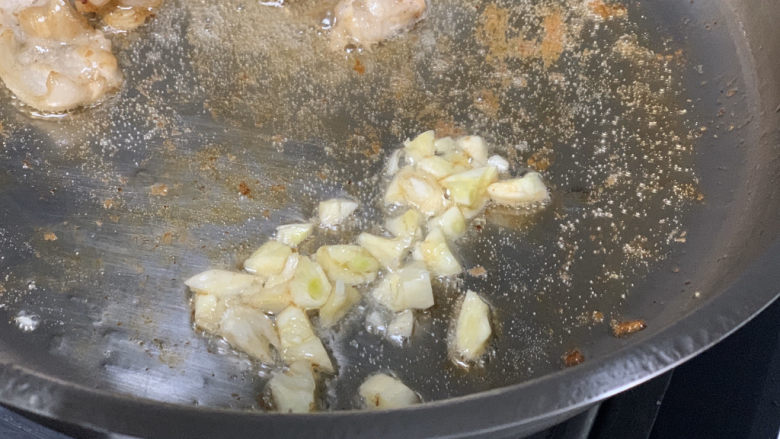 芦笋炒肉片,肉片拨到一边,放蒜,炒出香味