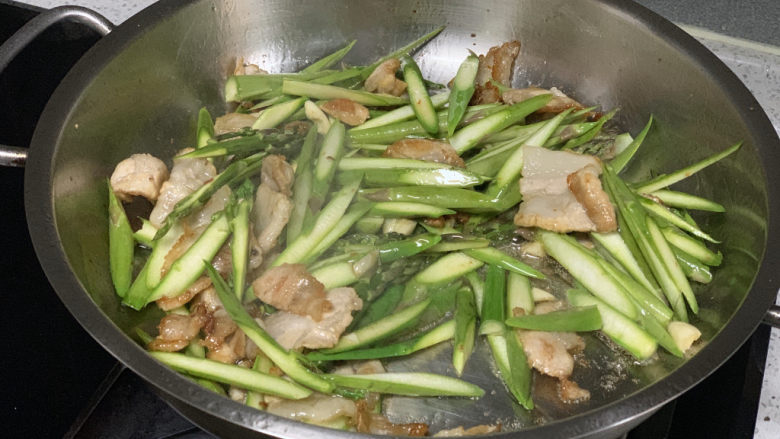 芦笋炒肉片,放入芦笋,翻炒至断生然后放入青椒