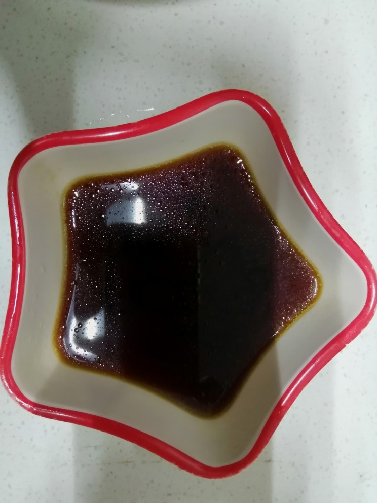 蒜泥茼蒿,用一只小碗,把适量的生抽,耗油,盐,<a style='color:red;display:inline-block;' href='/shicai/ 10588'>糖</a>放在一起搅匀备用。