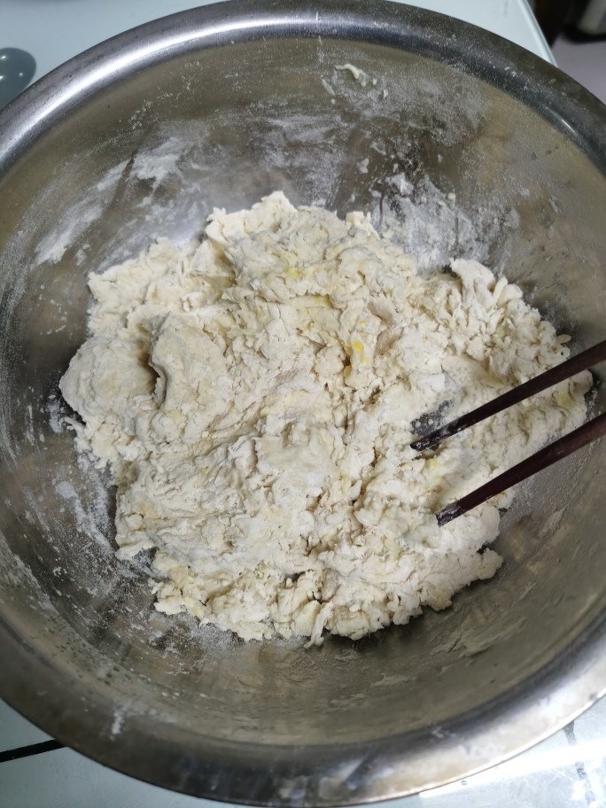 白萝卜羊肉饺子,面粉放入盆里,加入清水搅拌雪花形状