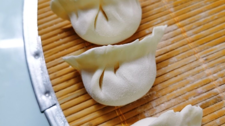 白萝卜羊肉饺子,把肉馅放在饺子皮上,包成饺子