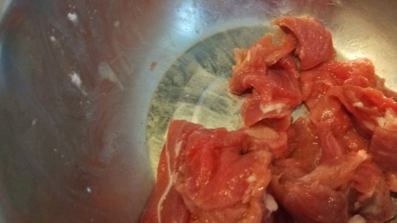 酸汤牛肉,加入蛋青,淀粉<a style='color:red;display:inline-block;' href='/shicai/ 718'>料酒</a>腌制。