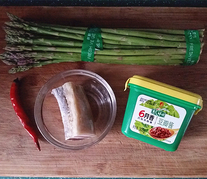 芦笋炒肉片,备好所有食材,家里没有新鲜猪,就改用咸肉,味道更香呢