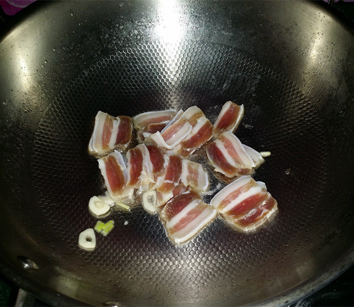 芦笋炒肉片,锅热倒油,下一半葱姜蒜爆香,放入肉片
