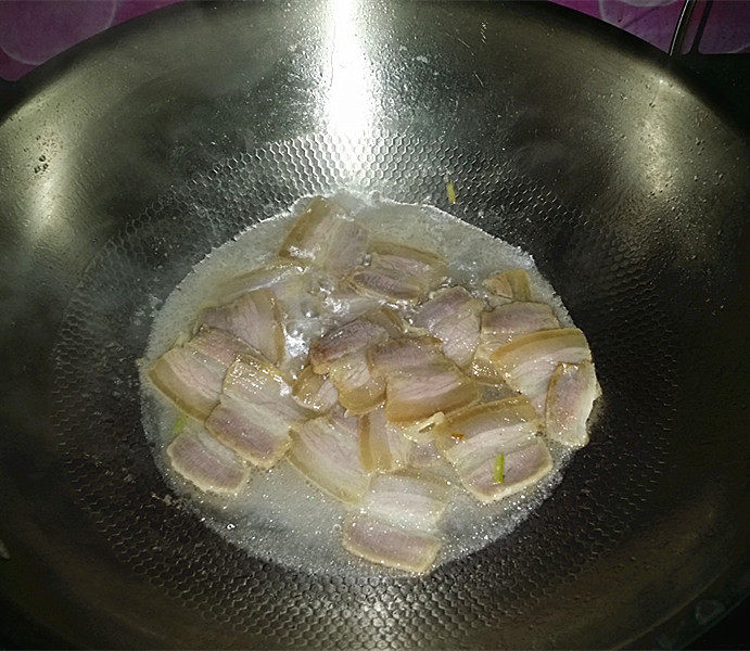 芦笋炒肉片,炒至出油变色后,滴少许温水煮1~2分钟后盛出
