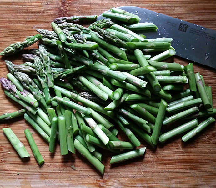 芦笋炒肉片,清洗干净后,切成寸段