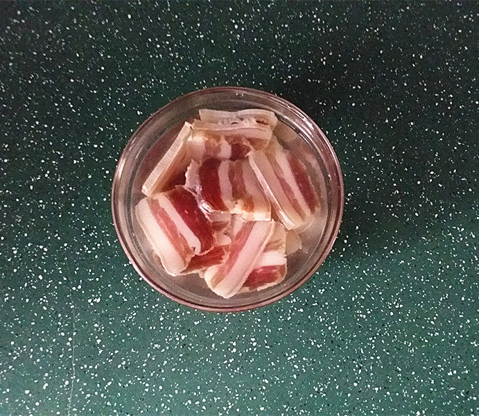 芦笋炒肉片,用温水浸泡一会儿,泡去多余咸味更健康