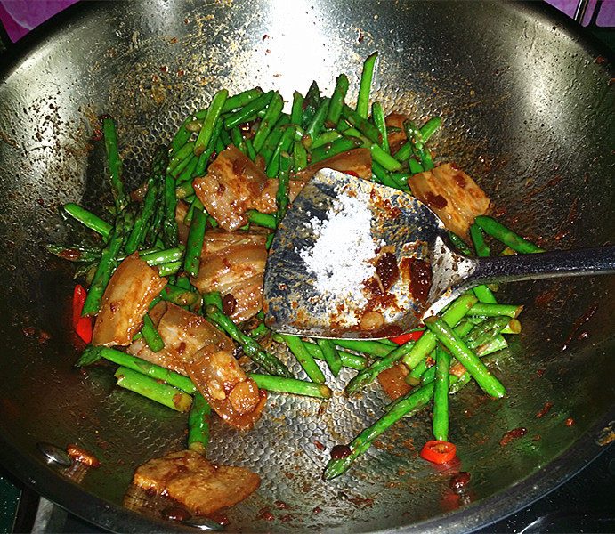 芦笋炒肉片,最后调入勺<a style='color:red;display:inline-block;' href='/shicai/ 3729'>白糖</a>,合味提鲜