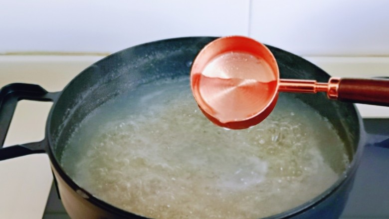 芒果西米捞,煮制过程中汤汁会粘稠,可以加入一勺冷水,反复几次。