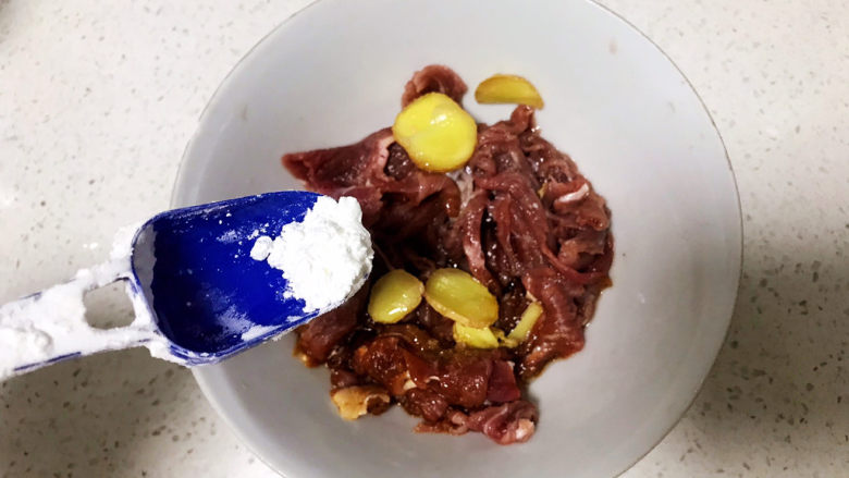 生滚牛肉粥,加入适量淀粉搅匀;