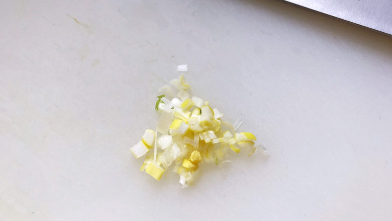 生滚牛肉粥,切葱花,最好用小葱,我没买着,只能用大葱了;