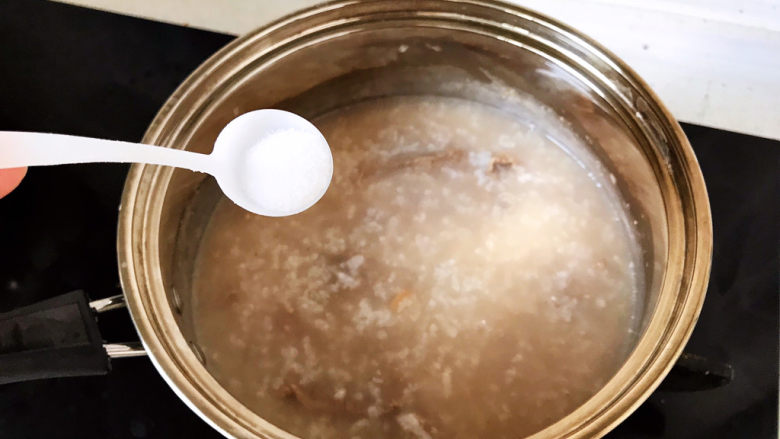 生滚牛肉粥,加适量的盐调味;