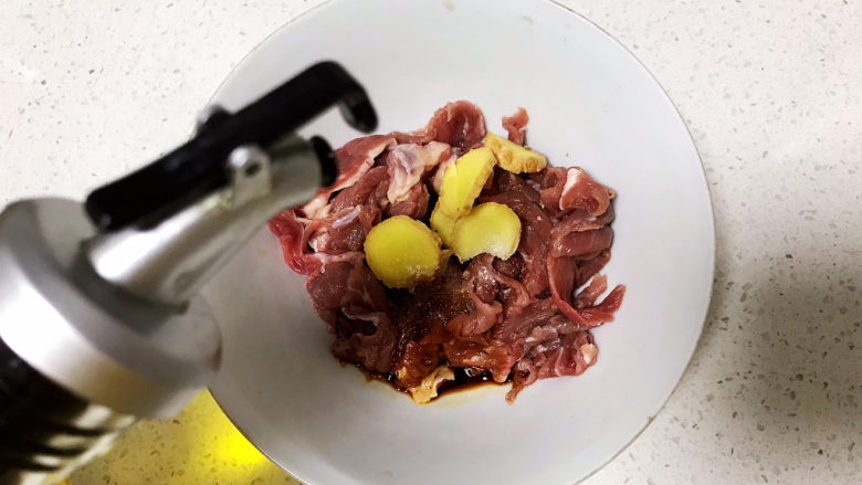 生滚牛肉粥,再加少许食用油,让牛肉更爽滑;