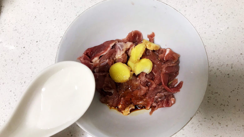 生滚牛肉粥,分三次加三勺清水,加一次水搅拌一次,让牛肉充分吸收水分后,再加一次,一共加三次,这么做是为了让牛肉口感更嫩;