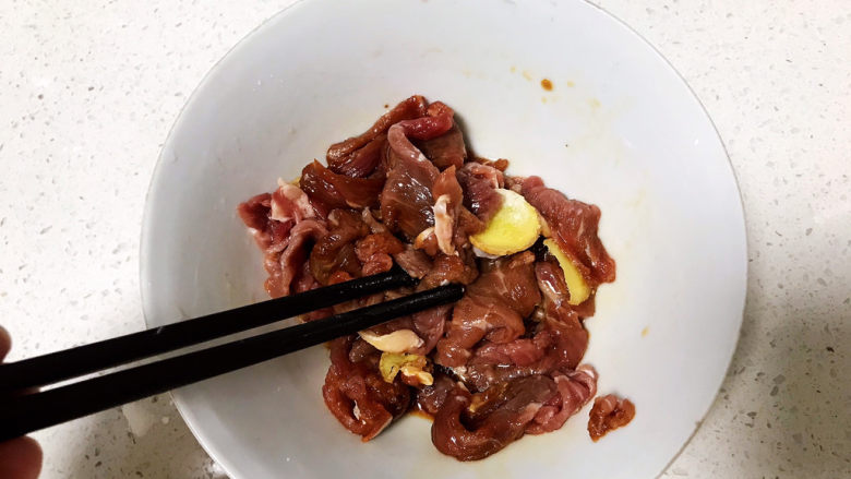 生滚牛肉粥,用筷子朝一个方向搅匀;