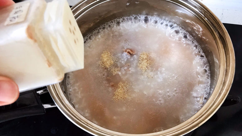 生滚牛肉粥,加入少许白胡椒粉;