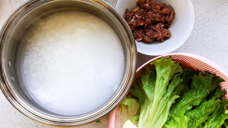 生滚牛肉粥,所有用到的食材都在这里了,其中白粥粥底和腌制牛肉需要前一晚准备,以下我详细说明;