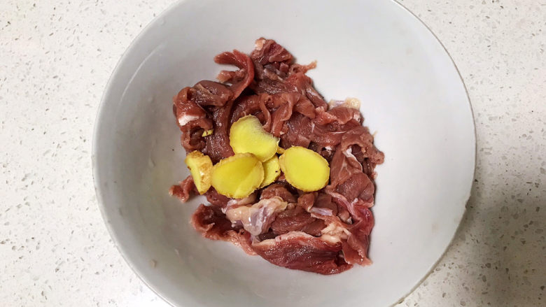 生滚牛肉粥,如果早餐喝粥,那么前一晚就要腌制牛肉,100克牛肉切薄片,加入<a style='color:red;display:inline-block;' href='/shicai/ 2801'>鲜姜</a>片(家人不喜姜味,姜片方便挑出。)其实姜丝最佳。