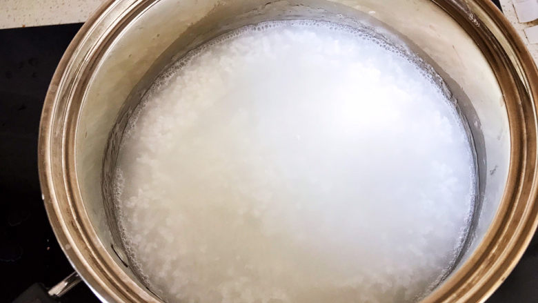 生滚牛肉粥,白粥倒入奶锅,小火加热煮开;
