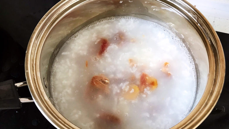 生滚牛肉粥,加入腌了一晚的牛肉;