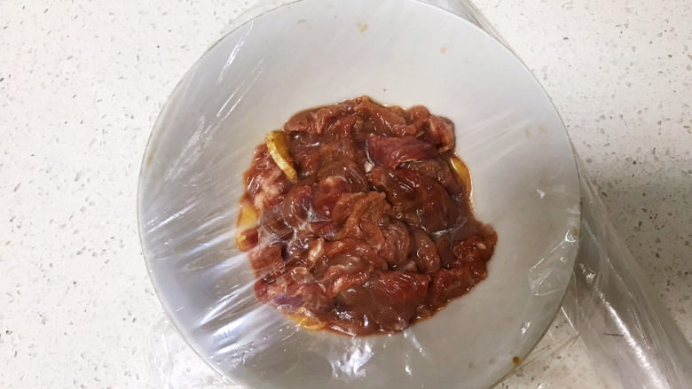 生滚牛肉粥,用保鲜膜封住,放冰箱冷藏一晚;