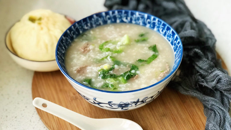 生滚牛肉粥,前后不过两三分钟,生滚牛肉粥就出锅啦!配包子、油条都特别香!
