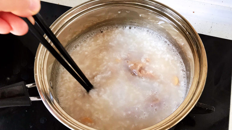 生滚牛肉粥,用筷子慢慢搅散1分钟;