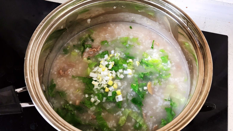 生滚牛肉粥,加入葱花,喜欢芝麻<a style='color:red;display:inline-block;' href='/shicai/ 847'>香油</a>,就加几滴;