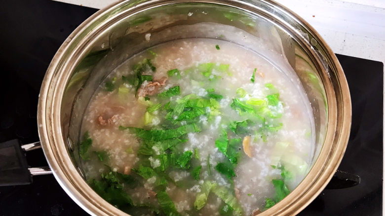 生滚牛肉粥,搅匀,放置1分钟;