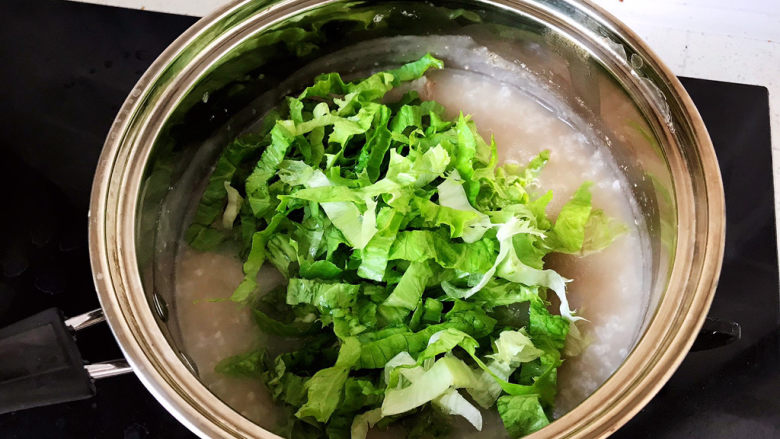 生滚牛肉粥,关火加入生菜丝;