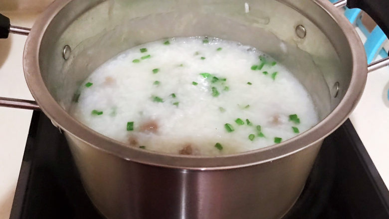 生滚牛肉粥,调匀即可,生滚牛肉粥可以吃了~