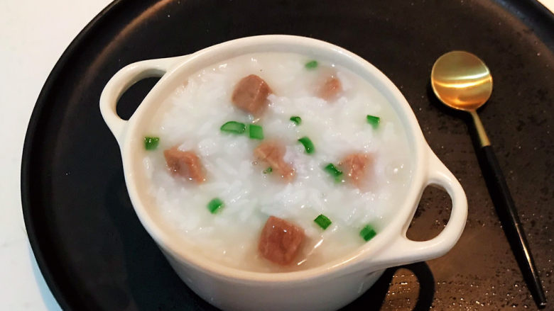 生滚牛肉粥,生滚牛肉粥又香又糯,牛肉嫩滑,非常美味,早餐和宵夜都可以呦~