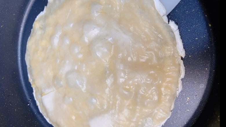 香蕉飞饼,饼皮变色变透明,鼓大泡,就可以翻面了。