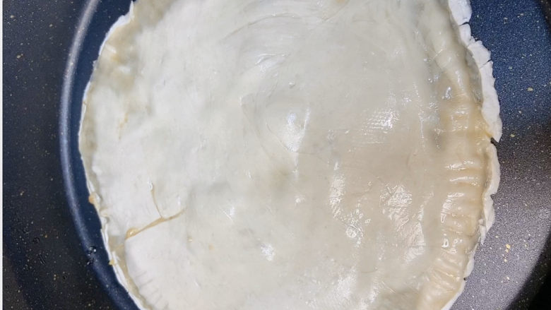 香蕉飞饼,锅里放一点点油就可以,小心放入饼。