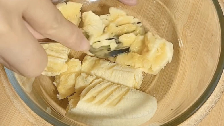 香蕉飞饼,香蕉用叉子压碎,压成泥状。
