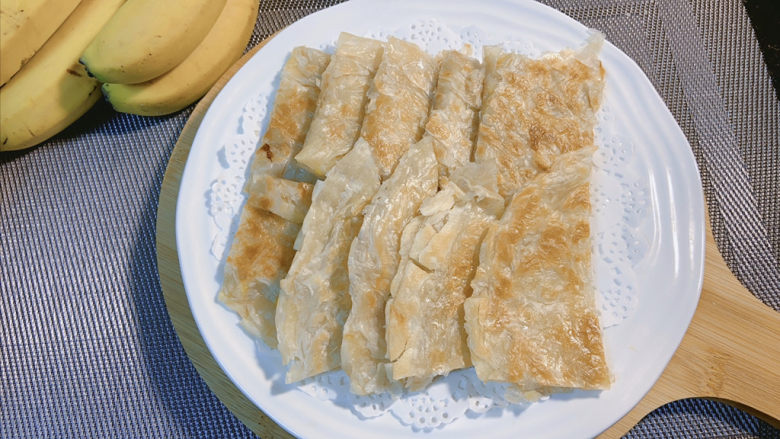 香蕉飞饼,这个做法还可以做苹果飞饼,菠萝飞饼等等,味道都很好。大家可以试一试