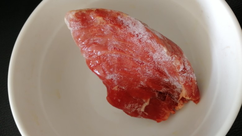 蒜苔炒牛肉,冰箱里找到一块冻<a style='color:red;display:inline-block;' href='/shicai/ 216'>牛肉</a>。