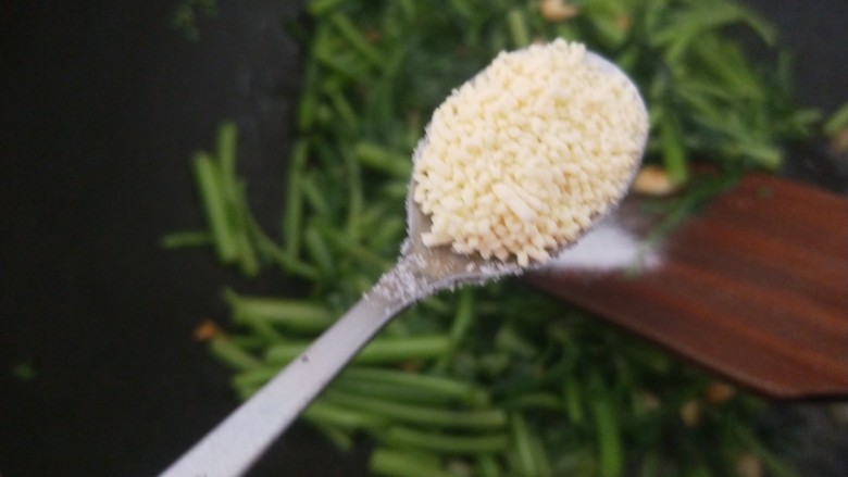 蒜泥茼蒿,加入鸡精炒均匀即可。