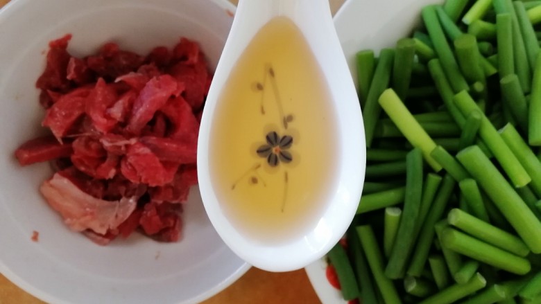 蒜苔炒牛肉,一勺<a style='color:red;display:inline-block;' href='/shicai/ 718'>料酒</a>。