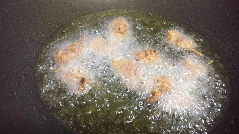 牙签羊肉,
锅内加油烧热至5成,逐个放入羊肉串炸至表面酥脆大约1分钟左右捞出控油即可出锅