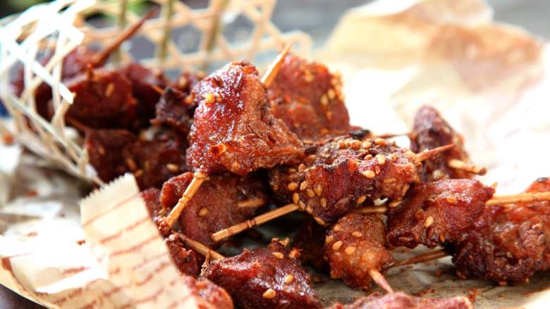 牙签羊肉,
撒一些孜然粉,喜欢吃辣的可以撒点辣椒粉即可食用