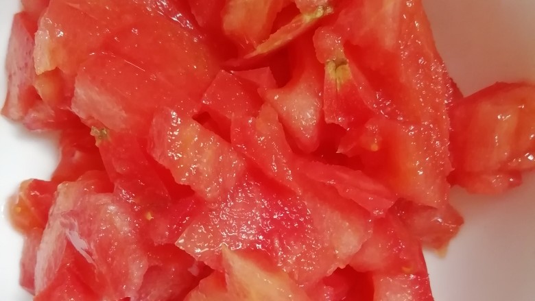 蜜汁鸡胸火腿烤披萨,锅中放入花生油,放入蒜末,洋葱碎炒香,放入<a style='color:red;display:inline-block;' href='/shicai/ 3551'>西红柿</a>末,炒至粘稠,加入淀粉液,煮成酱。