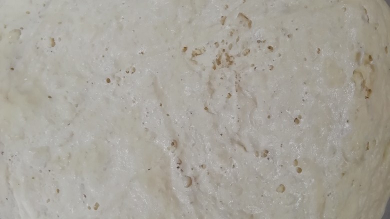 蜜汁鸡胸火腿烤披萨,面醒发好以后,揉面排气,擀成圆形,披萨盘刷油,将面饼放入披萨盘,用叉子在披萨饼坯上插孔。