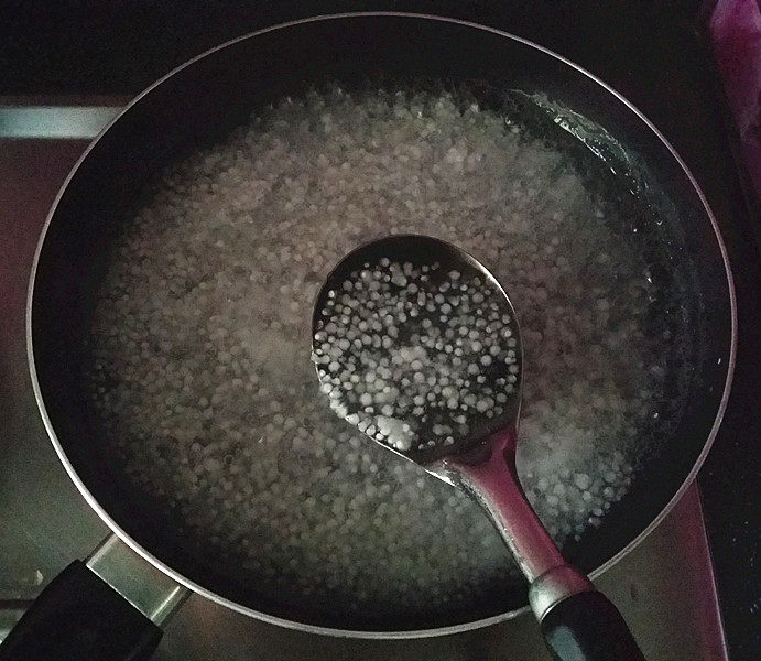 芒果西米捞,中途不停地用勺子搅拌搅拌,以防糊底