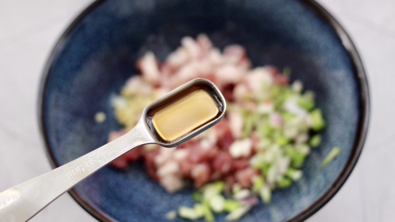 山麻楂酱肉小蒸包,把五花肉和葱姜放入大一点的容器里,先倒入<a style='color:red;display:inline-block;' href='/shicai/ 718'>料酒</a>调味。