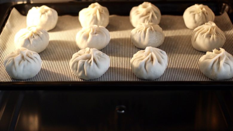山麻楂酱肉小蒸包,把包好的小蒸包放入蒸箱里,100度蒸15分钟焖3分钟即可,如果是素馅的建议蒸8分钟。