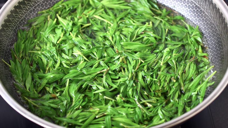 山麻楂酱肉小蒸包,锅中倒入适量的清水烧开,放入洗净的山麻楂,煮1分钟左右断生变色捞出过冷水后浸泡两个小时捞出沥干水分。